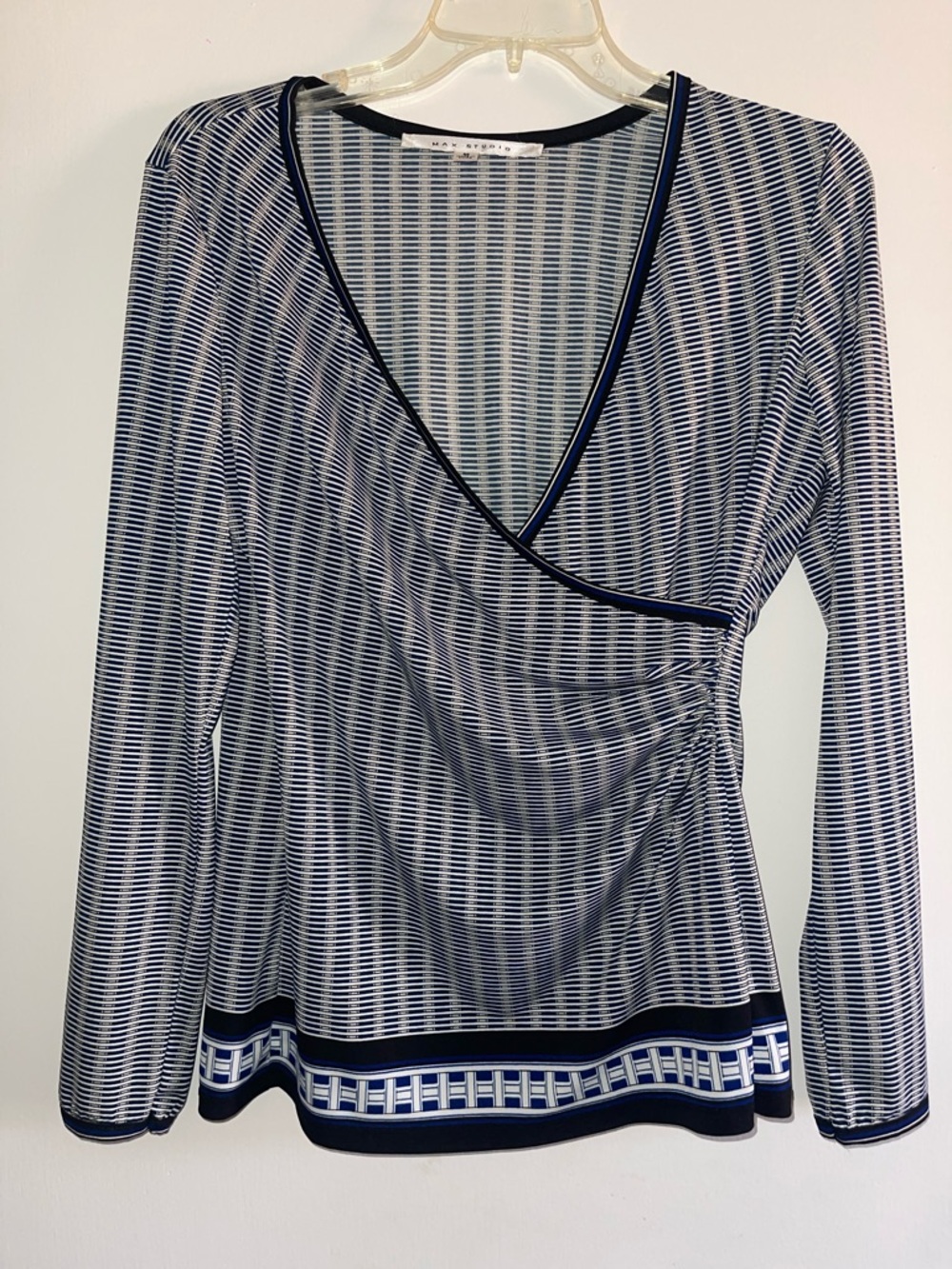 Beautiful in like mew condition top from Max Studio